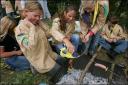 De meisjes van de Terneuzense Hubertusgroep redden een worstje uit het vuur tijdens de Subregio Activiteit in Zuidzande.